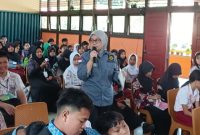 Seorang jaksa dari Kejaksaan Negeri Sintang menyampaikan materi tentang dampak bullying kepada para pelajar SMP dalam program Jaksa Masuk Sekolah.(Foto: Kominfo Sintang)