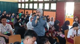 Seorang jaksa dari Kejaksaan Negeri Sintang menyampaikan materi tentang dampak bullying kepada para pelajar SMP dalam program Jaksa Masuk Sekolah.(Foto: Kominfo Sintang)