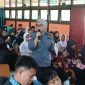 Seorang jaksa dari Kejaksaan Negeri Sintang menyampaikan materi tentang dampak bullying kepada para pelajar SMP dalam program Jaksa Masuk Sekolah.(Foto: Kominfo Sintang)