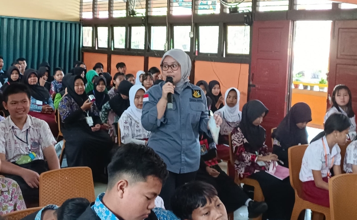 Seorang jaksa dari Kejaksaan Negeri Sintang menyampaikan materi tentang dampak bullying kepada para pelajar SMP dalam program Jaksa Masuk Sekolah.(Foto: Kominfo Sintang)