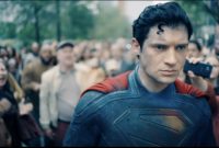 Superman versi baru tampil kuat dan optimis, menjadi simbol harapan baru.(Foto: Screenshot Youtube/@dcofficial)