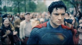 Superman versi baru tampil kuat dan optimis, menjadi simbol harapan baru.(Foto: Screenshot Youtube/@dcofficial)