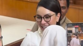 Nikita Mirzani Memberi Peringatan Keras Kepada Reza Gladys Usai Menangis di Sidang
