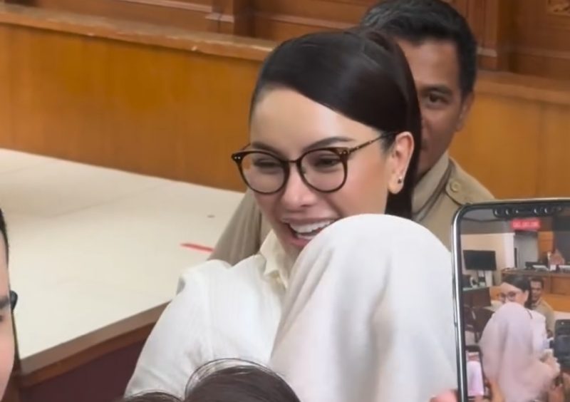 Nikita Mirzani Memberi Peringatan Keras Kepada Reza Gladys Usai Menangis di Sidang