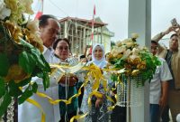 Bupati Sintang Resmikan Proyek Pembangunan 2024-2025 dengan Gunting Pita.(Foto: Kominfo Sintang)