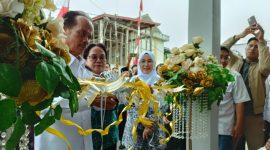 Bupati Sintang Resmikan Proyek Pembangunan 2024-2025 dengan Gunting Pita.(Foto: Kominfo Sintang)