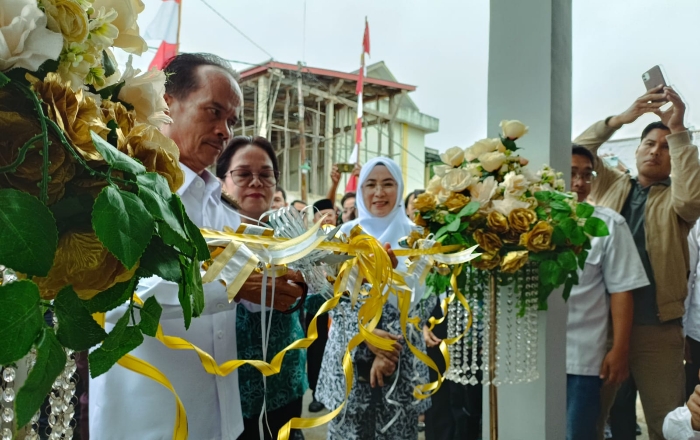 Bupati Sintang Resmikan Proyek Pembangunan 2024-2025 dengan Gunting Pita.(Foto: Kominfo Sintang)