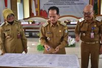 Bupati Sintang Tanda Tangani Pakta Integritas untuk Pencegahan Korupsi.(Foto: Kominfo Sintang)