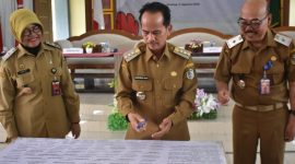 Bupati Sintang Tanda Tangani Pakta Integritas untuk Pencegahan Korupsi.(Foto: Kominfo Sintang)