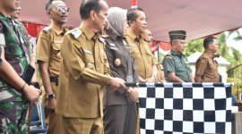 Bupati Sintang Lepas Karnaval Mobil Hias HUT RI ke-80 Tahun 2025.(Foto: Kominfo Sintang)