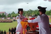 Bupati Sintang Serahkan Bendera Merah Putih ke Paskibraka HUT RI ke-80.(Foto: Kominfo Sintang)