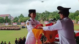 Bupati Sintang Serahkan Bendera Merah Putih ke Paskibraka HUT RI ke-80.(Foto: Kominfo Sintang)