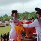 Bupati Sintang Serahkan Bendera Merah Putih ke Paskibraka HUT RI ke-80.(Foto: Kominfo Sintang)