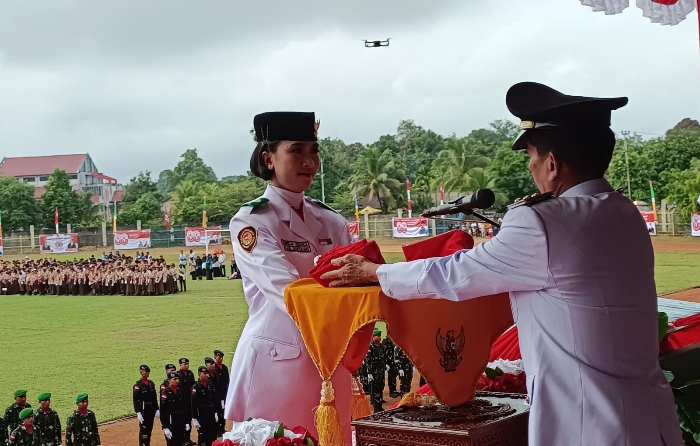 Bupati Sintang Serahkan Bendera Merah Putih ke Paskibraka HUT RI ke-80.(Foto: Kominfo Sintang)