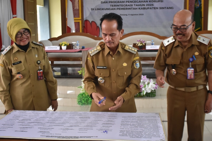 Bupati Sintang Tanda Tangani Pakta Integritas untuk Pencegahan Korupsi.(Foto: Kominfo Sintang)