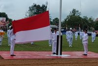 Paskibraka Sintang 2025 Kibarkan Bendera Merah Putih di HUT RI ke-80.(Foto: Kominfo Sintang)