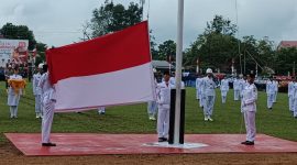Paskibraka Sintang 2025 Kibarkan Bendera Merah Putih di HUT RI ke-80.(Foto: Kominfo Sintang)