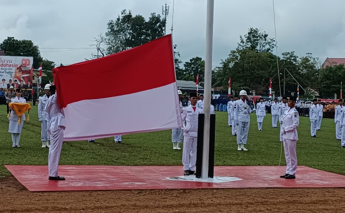 Paskibraka Sintang 2025 Kibarkan Bendera Merah Putih di HUT RI ke-80.(Foto: Kominfo Sintang)