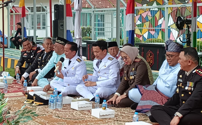 Bupati Bala dan Wabup Ronny Makan Bersama Dengan Warga Binaan Usai Upacara HUT RI di Lapas Sintang.(Foto: Kominfo Sintang)