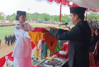 Wakil Bupati Sintang Florensius Ronny, Terima Bendera Merah Putih dari Paskibraka di Stadion Baning.(Foto: Kominfo Sintang)