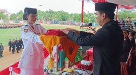 Wakil Bupati Sintang Florensius Ronny, Terima Bendera Merah Putih dari Paskibraka di Stadion Baning.(Foto: Kominfo Sintang)