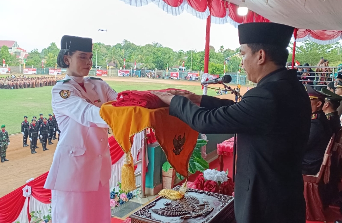 Wakil Bupati Sintang Florensius Ronny, Terima Bendera Merah Putih dari Paskibraka di Stadion Baning.(Foto: Kominfo Sintang)