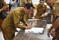 Bupati Sintang Gregorius Herkulanus Bala Teken Perjanjian Kinerja 2025–2029.(Foto: Kominfo Sintang)