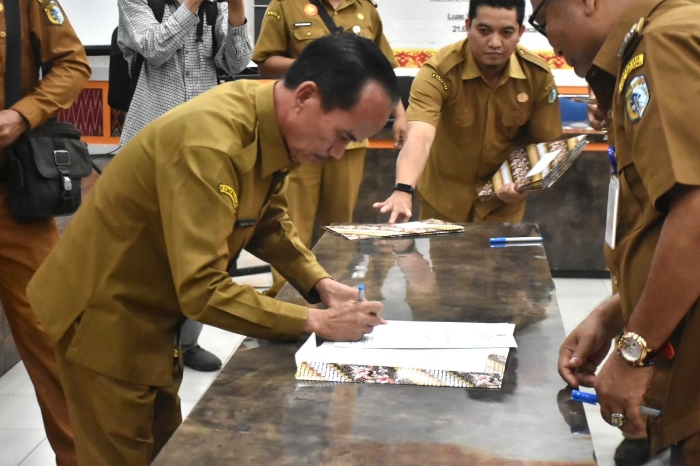 Bupati Sintang Gregorius Herkulanus Bala Teken Perjanjian Kinerja 2025–2029.(Foto: Kominfo Sintang)