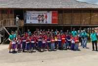 Dinas KPP Sintang Edukasi Siswa SD Ensaid Panjang Tentang Pola Makan Sehat B2SA di Betang Ensaid Panjang.(Foto: Kominfo Sintang)