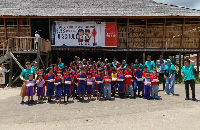 Dinas KPP Sintang Edukasi Siswa SD Ensaid Panjang Tentang Pola Makan Sehat B2SA di Betang Ensaid Panjang.(Foto: Kominfo Sintang)