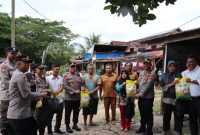 Kapolres Melawi Tunjukkan Kepedulian, Salurkan Bantuan ke Pemilik Kios Terdampak Angin Puting Beliung.(Foto: Humas Polres Melawi)
