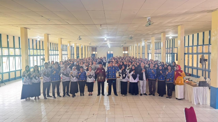 Perkuat Kepemimpinan Guru Perempuan, Ny. Hermina Bala Hadir sebagai Keynote Speaker PGRI Sintang.(Foto: Kominfo Sintang)