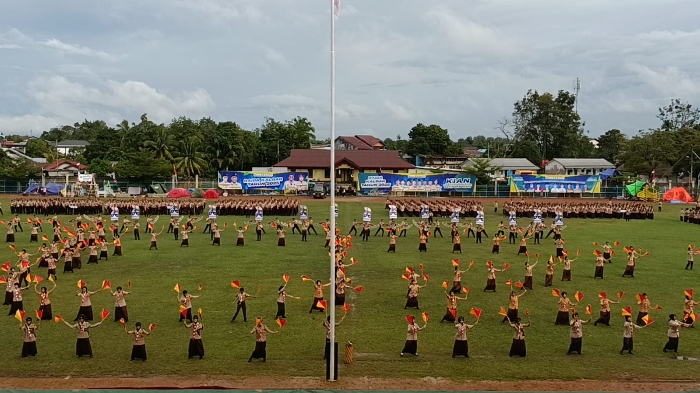 Tarian Kolosal Saka Tiga Warnai Pembukaan Raimuna Daerah Kalbar di Stadion Baning Sintang.(Foto: Kominfo Sintang)