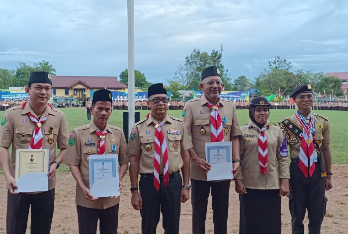 Peduli Pramuka, Bupati dan Wabup Sintang Terima Penghargaan Kwarnas dan Kwarda Pramuka.(Foto: Kominfo Sintang)
