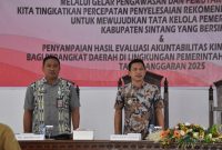 Wakil Bupati Sintang, Florensius Ronny, bersama Pelaksana Tugas Inspektur Kabupaten Sintang, Budi Purwanto.(Foto: Kominfo Sintang)