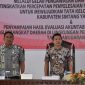 Wakil Bupati Sintang, Florensius Ronny, bersama Pelaksana Tugas Inspektur Kabupaten Sintang, Budi Purwanto.(Foto: Kominfo Sintang)