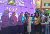 Ny. Hermina Bala menyerahkan sebanyak 36 piala, piagam penghargaan, serta uang pembinaan kepada para pemenang.(Kominfo Sintang)