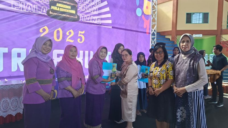Ny. Hermina Bala menyerahkan sebanyak 36 piala, piagam penghargaan, serta uang pembinaan kepada para pemenang.(Kominfo Sintang)