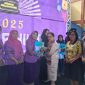 Ny. Hermina Bala menyerahkan sebanyak 36 piala, piagam penghargaan, serta uang pembinaan kepada para pemenang.(Kominfo Sintang)