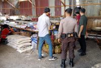 Petugas Satgas Pangan Sintang Periksa Dapur Rumah Makan Terkait Penyalahgunaan Gas 3 Kg.