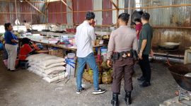 Petugas Satgas Pangan Sintang Periksa Dapur Rumah Makan Terkait Penyalahgunaan Gas 3 Kg.