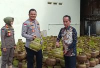 Kapolres dan Bupati Sintang Tinjau Stok Gas Elpiji Jelang Natal dan Tahun Baru
