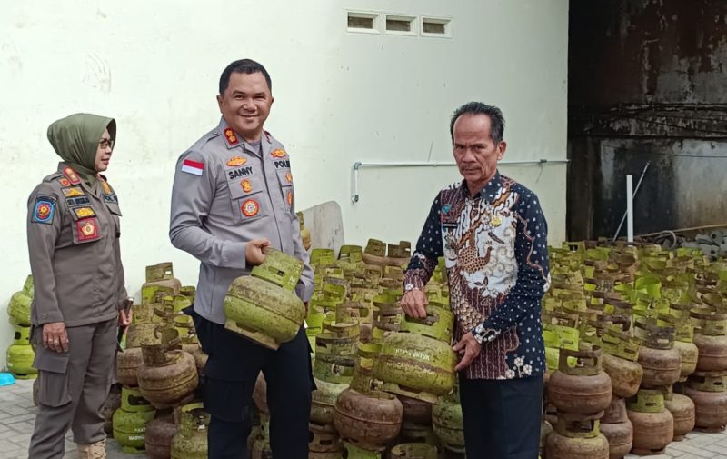 Kapolres dan Bupati Sintang Tinjau Stok Gas Elpiji Jelang Natal dan Tahun Baru