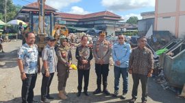 Bupati Sintang Tinjau TPS Sampah Pasar Sungai Durian, Alat Berat Dikerahkan Atasi Tumpukan Sampah