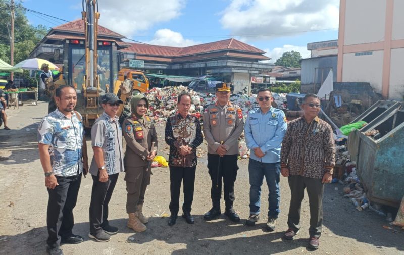 Bupati Sintang Tinjau TPS Sampah Pasar Sungai Durian, Alat Berat Dikerahkan Atasi Tumpukan Sampah