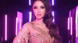 Pesona Dewi Perssik Tampil Glamor dengan Gaun Pink Berkilau di Tengah Sorotan Lampu Panggung.(Foto: instagram/dewiperssik9)