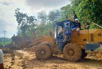 Alat Berat Dikerahkan untuk Bersihkan Material Longsor, Akses Jalan Mulai Dibuka Bertahap Medan - Aceh.(Foto: bnpb.go.id)