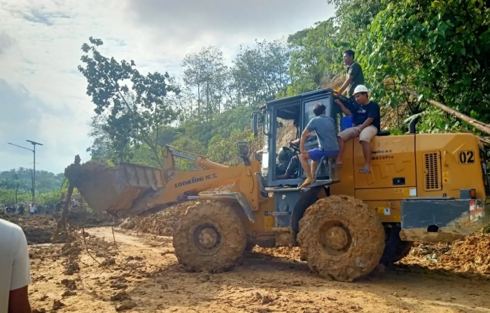 Alat Berat Dikerahkan untuk Bersihkan Material Longsor, Akses Jalan Mulai Dibuka Bertahap Medan - Aceh.(Foto: bnpb.go.id)