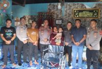 Aksi Peduli Kapolres Melawi: Beri Kursi Roda untuk Fahriza, Perkuat Semangat Anak Berkebutuhan Khusus.(Foto: Humas Polres Melawi)
