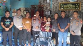 Aksi Peduli Kapolres Melawi: Beri Kursi Roda untuk Fahriza, Perkuat Semangat Anak Berkebutuhan Khusus.(Foto: Humas Polres Melawi)